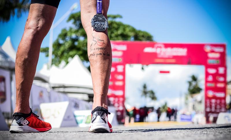 Troféus e medalhas da Meia Maratona do Descobrimento resgatam elementos históricos